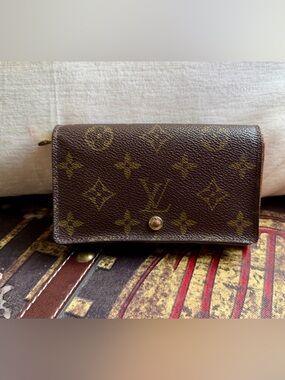 💚Louis Vuitton Monogram Wallet in Brown and Gold Accent💚